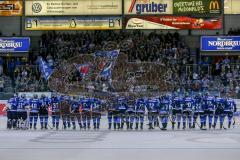 DEL - Eishockey - ERC Ingolstadt - Grizzlys Wolfsburg - Saison 2017/2018 - Die Mannschaft nach dem Spiel bei den Fans - bedanken sich - jubel - Foto: Meyer Jürgen