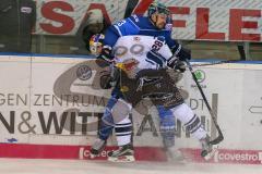 DEL - Eishockey - ERC Ingolstadt - EHC Red Bull München - Saison 2017/2018 - Matt Pelech (#23 ERCI) im Zweikampf an der Bande - Frank Mauer (#28 München) - Foto: Meyer Jürgen