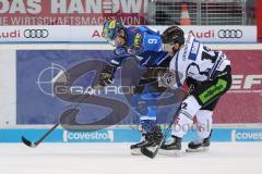 DEL - Eishockey - Saison 2017/2018 - ERC Ingolstadt - Straubing Tigers - Brandon Buck (ERC 9) Thomas Brandl (12 Straubing)