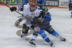 DEL - Eishockey - ERC Ingolstadt - Kölner Haie - Saison 2017/2018 - Petr Taticek (#17 ERCI) im Zweikampf mit Blair Jones (#37 Köln) - Foto: Meyer Jürgen