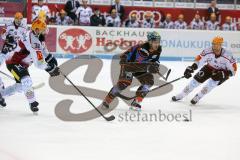 DEL - Eishockey - ERC Ingolstadt - Fischtown Pinguins - Saison 2017/2018 - Thomas Greilinger (#39 ERCI) - Cody Lampl (#32 Bremerhaven) - Foto: Meyer Jürgen
