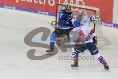DEL - Eishockey - ERC Ingolstadt - Adler Mannheim - Saison 2017/2018 - Chet Pickard Torwart (#34 Mannheim) - Jacob Berglund (#12 ERCI)- Mark Stuart (#4 Mannheim) - Foto: Meyer Jürgen