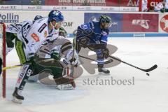 DEL - Eishockey - ERC Ingolstadt - Augsburger Panther - Saison 2017/2018 - Darin Olver (#40 ERCI) -Ben Meisner Torwart (#30 AEV) - Foto: Meyer Jürgen