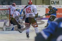 DEL - Eishockey - ERC Ingolstadt - Schwenninger Wild Wings - Saison 2017/2018 - Tim Stapleton (#19 ERCI) mit einem Schuss auf das Tor - Dustin Strahlmeier Torwart (#34 Schwenningen) - Foto: Meyer Jürgen