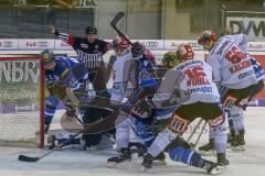 DEL - Eishockey - ERC Ingolstadt - Schwenninger Wild Wings - Saison 2017/2018 - Dustin Strahlmeier Torwart (#34 Schwenningen) - Darin Olver (#40 ERCI) - Dominik Bohac (#86 Schwenningen) - Kael Mouillierat (#22 ERCI) - Tumult vor dem Tor - Foto: Meyer Jürg
