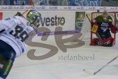 DEL - Eishockey - ERC Ingolstadt - Kölner Haie - Saison 2017/2018 - Thomas Greilinger (#39 ERCI) mit einem Schuss auf das Tor - Daniar Dshunussow(Torwart #30 Köln) - - Foto: Meyer Jürgen