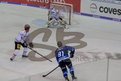 DEL - Eishockey - ERC Ingolstadt - Eisbären Berlin - Saison 2017/2018 - Laurin Braun (#91 ERCI) mit einem Schuss auf das Tor - Marvin Cüpper Torwart (#39 Berlin) - Foto: Meyer Jürgen