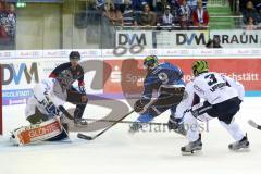 DEL - Eishockey - ERC Ingolstadt - Iserlohn Roosters - mitte Brandon Buck (ERC 9)  gefährlich vor dem Tor Torwart Mathias Lange (Iserlohn 24) Johan Larsson (Iserlohn3)