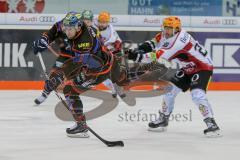 DEL - Eishockey - ERC Ingolstadt - Fischtown Pinguins - Saison 2017/2018 - Brandon Buck (#9 ERCI) mit einem Schlagschuss - Jordan George (#28 Bremerhaven) - Foto: Meyer Jürgen