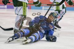 DEL - Eishockey - ERC Ingolstadt - Augsburger Panther - Saison 2017/2018 - Darin Olver (#40 ERCI) auf dem Eis liegend - Ben Meisner Torwart (#30 AEV) - Foto: Meyer Jürgen
