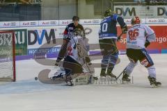 DEL - Eishockey - ERC Ingolstadt - Schwenninger Wild Wings - Saison 2017/2018 - Dustin Strahlmeier Torwart (#34 Schwenningen) - Darin Olver (#40 ERCI) - Dominik Bohac (#86 Schwenningen) - Foto: Meyer Jürgen