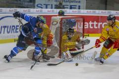 DEL - Eishockey - ERC Ingolstadt - Düsseldorfer EG - Saison 2017/2018 - Kael Mouillierat (#22 ERCI) - Dan Bakala Torwart (#34 Düsseldorf) - Foto: Meyer Jürgen