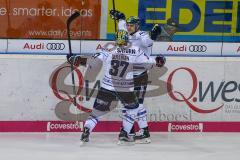 DEL - Eishockey - ERC Ingolstadt - Augsburger Panther - Saison 2017/2018 - David Elsner (#61 ERCI) schiesst den 3:3 Ausgleichstreffer - Jubel - Sean Sullivan (#37 ERCI) - Foto: Meyer Jürgen