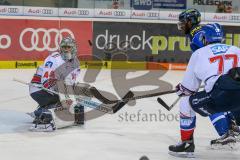 DEL - Eishockey - Playoffs - Spiel 1 - Viertelfinale - ERC Ingolstadt - Adler Mannheim - Saison 2017/2018 - Denis Endras Torwart (#44 Mannheim) - Greg Mauldin (#20 ERCI) - Foto: Meyer Jürgen