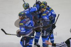 DEL - Eishockey - Playoff - Viertelfinale -  Spiel3 - ERC Ingolstadt - Adler Mannheim - Saison 2017/2018 - Mike Collins (#13 ERCI) - Denis Endras Torwart (#44 Mannheim) - Tim Stapleton (#19 ERCI) schiesst den 1:0 Führungstreffer in Überzahl - Denis Endras