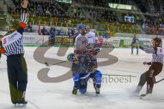 DEL - Eishockey - Playoff - Viertelfinale -  Spiel 5 - ERC Ingolstadt - Adler Mannheim - Saison 2017/2018 - Tim Stapleton (#19 ERCI) - Thomas Larkin (#37 Mannheim) - Foto: Meyer Jürgen