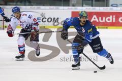 DEL - Eishockey - Playoffs - ERC Ingolstadt - Adler Mannheim - John Laliberte (ERC 15) links Marcel Goc (Mannheim)