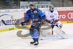 DEL - Eishockey - ERC Ingolstadt - Adler Mannheim - PlayOffs - Spiel 3 - Brett Olson (ERC 16) und Dennis Endras (44 Mannheim)