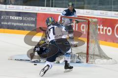 DEL - Eishockey - ERC Ingolstadt - Dornbirn Bulldogs - Saison 2017/2018 - Dennis Swinnen (#77 ERCI) - Quermener Ronan Torwart (#33 Dornbirn) - Foto: Meyer Jürgen