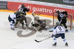 DEL - Eishockey - ERC Ingolstadt - Dornbirn Bulldogs - Saison 2017/2018 - Petr Taticek (#17 ERCI) - Häußle Stefan (#92 Dornbirn) - Quermener Ronan Torwart (#33 Dornbirn) - Brandon Buck (#9 ERCI) - Wolf Raphael (#55 Dornbirn) - Foto: Meyer Jürgen