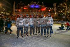 DEL - Eishockey - ERC Ingolstadt - Saison  - 2017/2018 - ERCI Spieler auf der Eisfläche am Paradeplatz - von links Mike Collins (#13 ERCI) - Benedikt Kohl (#34 ERCI) - Brett Olson (#16 ERCI) - Kael Mouillierat (#22 ERCI) - Greg Mauldin (#20 ERCI) - Benedi
