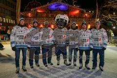 DEL - Eishockey - ERC Ingolstadt - Saison  - 2017/2018 - ERCI Spieler auf der Eisfläche am Paradeplatz - Benedikt Schopper (#11 ERCI) - Brett Olson (#16 ERCI) - Greg Mauldin (#20 ERCI) - #Xaverl Maskottchen - Benedikt Kohl (#34 ERCI) - Kael Mouillierat (#