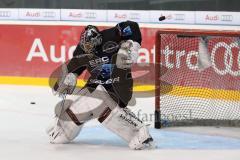 DEL - Eishockey - ERC Ingolstadt - Saison 2017/2018 - erstes Eistraining - Torwart Jochen Reimer (ERC 32) blockt Puck ab
