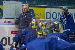 DEL - Eishockey - ERC Ingolstadt - Saison 2017/2018 - Erstes Training mit dem neuen Trainer Doug Shedden - Doug Shedden an der Taktiktafel - Foto: Meyer Jürgen