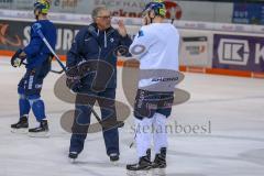 DEL - Eishockey - ERC Ingolstadt - Saison 2017/2018 - Erstes Training mit dem neuen Trainer Doug Shedden - Doug Shedden im Gespräch mit Benedikt Schopper (#11 ERCI) - Foto: Meyer Jürgen
