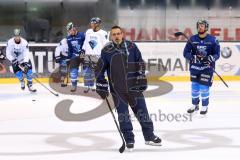 DEL - Eishockey - ERC Ingolstadt - Saison 2017/2018 - erstes Eistraining - Cheftrainer Tommy Samuelsson (ERC) erklärt Ablauf