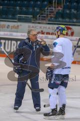 DEL - Eishockey - ERC Ingolstadt - Saison 2017/2018 - Erstes Training mit dem neuen Trainer Doug Shedden - Doug Shedden im Gespräch mit Benedikt Schopper (#11 ERCI) - Foto: Meyer Jürgen