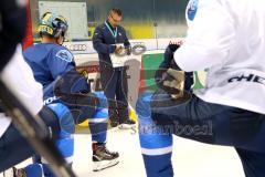 DEL - Eishockey - ERC Ingolstadt - Saison 2017/2018 - erstes Eistraining - Cheftrainer Tommy Samuelsson (ERC) Planung Aufstellung Schreibtafel Besprechung Team