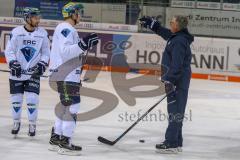 DEL - Eishockey - ERC Ingolstadt - Saison 2017/2018 - Erstes Training mit dem neuen Trainer Doug Shedden - Doug Shedden gibt Anweisungen - Foto: Meyer Jürgen