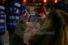 DEL - Eishockey - Saison 2018/2019 - ERC Ingolstadt - Eisarena am Schloß - Mike Collins (#13 ERCI) Tyler Kelleher (#19 ERCI) und Laurin Braun (#91 ERCI) beim Fotografieren - Selfie machen - Foto: Meyer Jürgen