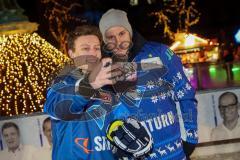 DEL - Eishockey - Saison 2018/2019 - ERC Ingolstadt - Eisarena am Schloß - Laurin Braun (#91 ERCI) mit einem Fan beim Selfie machen - Foto: Meyer Jürgen