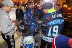 DEL - Eishockey - Saison 2018/2019 - ERC Ingolstadt - Eisarena am Schloß - Tyler Kelleher (#19 ERCI) mit einem Fan beim Autogramme schreiben - Foto: Meyer Jürgen