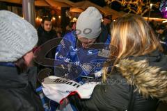 DEL - Eishockey - Saison 2018/2019 - ERC Ingolstadt - Eisarena am Schloß - Laurin Braun (#91 ERCI) beim Autogramme schreiben - Foto: Meyer Jürgen