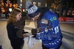 DEL - Eishockey - Saison 2018/2019 - ERC Ingolstadt - Eisarena am Schloß - Mike Collins (#13 ERCI) beim Autogramme schreiben - Foto: Meyer Jürgen