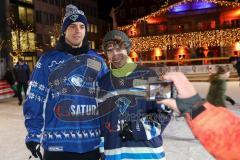DEL - Eishockey - Saison 2018/2019 - ERC Ingolstadt - Eisarena am Schloß - Mike Collins (#13 ERCI) mit einem Fan beim Selfie machen - Foto: Meyer Jürgen