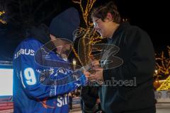 DEL - Eishockey - Saison 2018/2019 - ERC Ingolstadt - Eisarena am Schloß - Tyler Kelleher (#19 ERCI) mit einem Fan beim Autogramme schreiben - Foto: Meyer Jürgen