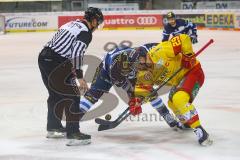 DEL - Eishockey - ERC Ingolstadt - Düsseldorf EG - Bully, Brett Olson (ERC 16) Alexander Barta (Nr.29, Duesseldorfer EG)