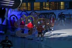 DEL - Eishockey - Saison 2018/2019 - ERC Ingolstadt - Kölner Haie - Die Schäffler stehen spalier - Jerry D´Àmigo (#9 ERCI) beim Einlaufen - Foto: Meyer Jürgen