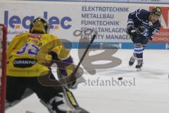 DEL - Eishockey - Saison 2018/2019 - ERC Ingolstadt - Krefeld Pinguine - Laurin Braun (#91 ERCI) - Dimitri Pätzold Torwart (#32 Krefeld) - mit einem schuss auf das Tor - Foto: Meyer Jürgen