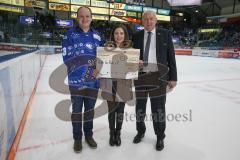 DEL - Eishockey - Saison 2018/2019 - ERC Ingolstadt - Adler Mannheim - Checkübegabe Goals for Kids - Foto: Meyer Jürgen