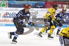 DEL - Eishockey - ERC Ingolstadt - Krefeld Pinguine - links Vili Sopanen (ERC 22) mit der roten Helm für den Topscorer
