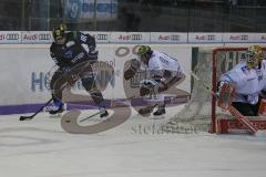 DEL - Eishockey - Saison 2018/2019 - ERC Ingolstadt - Iserlohn Roosters - Niko Hovinen Torwart (#32 Iserlohn) - David Elsner (#61 ERCI) - Foto: Meyer Jürgen
