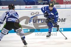 DEL - Eishockey - ERC Ingolstadt - Straubing Tigers - Darin Olver (ERC 40) Schuß, Maximilian Renner (42 Straubing)