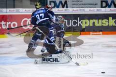 DEL - Eishockey - ERC Ingolstadt - Adler Mannheim - Torwart Timo Pielmeier (ERC 51) wehr Puck ab, hinten Sean Sullivan (ERC 37)