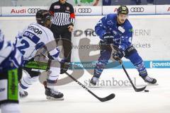 DEL - Eishockey - ERC Ingolstadt - Straubing Tigers - Joachim Ramoser (ERC 47) Sena Acolatse (62 Straubing)