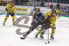 DEL - Eishockey - ERC Ingolstadt - Krefeld Pinguine - links Tim Wohlgemuth (ERC 33), rechts Jacob Berglund